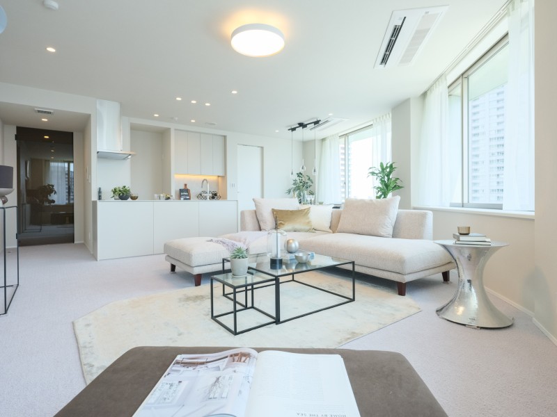 リビングの壁面には空間を優雅に演出するタイルを採用しました。ピクチャーレールも設置したので壁を傷つける心配なくお気に入りのアートやグリーンを飾りインテリアを楽しめます。