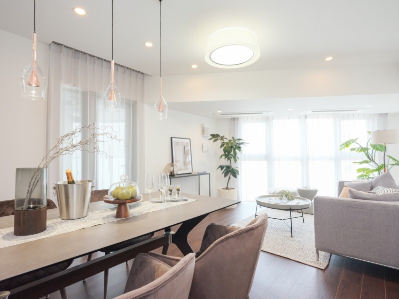 約21.3帖の広々LDKには穏やかな時間が流れ、大きな窓からたっぷりの自然光が振り注ぎます。ぬくもり感じる穏やかなひとときをお過ごしいただけます。