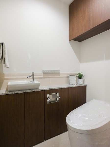 センスアップされたお部屋にマッチしたスマートなタンクレストイレを設置しました。スティックリモコンなど、細部にもこだわっています。