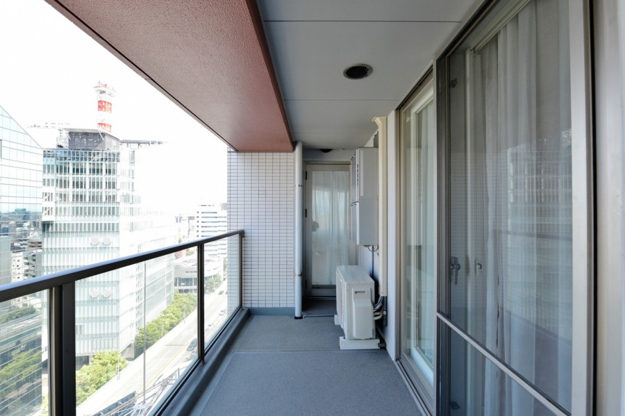 16階部分、北・西の二面にバルコニーがあります。再開発にて進化していく梅田エリアのシティービューを楽しめます。北西角住戸で陽当たり・眺望良好です。