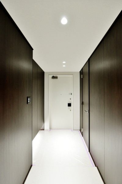 家の顔でもある玄関は、街の雰囲気と合ったスタイリッシュな空間が広がります。人感センサーライト設置済みで、手がふさがっているときも遅い時間のご帰宅でも自動点灯で安心です。