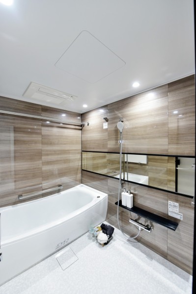 1620サイズのゆったりとしたTOTO製のユニットバスです。体をすっぽりと包み込む入浴感が心地よい浴槽を採用し、快適なバスタイムをお楽しみいただけます。浴室換気乾燥機完備です。