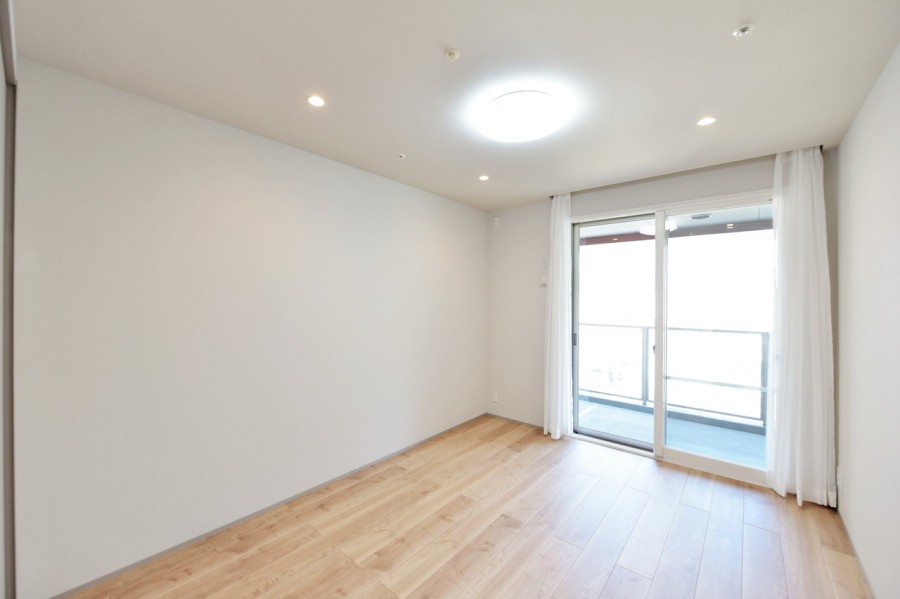 凹凸がなく家具の配置がしやすい洋室1（約7.7帖）です。リビングから離れて静かに心と体を休めることができる主寝室におすすめです。
