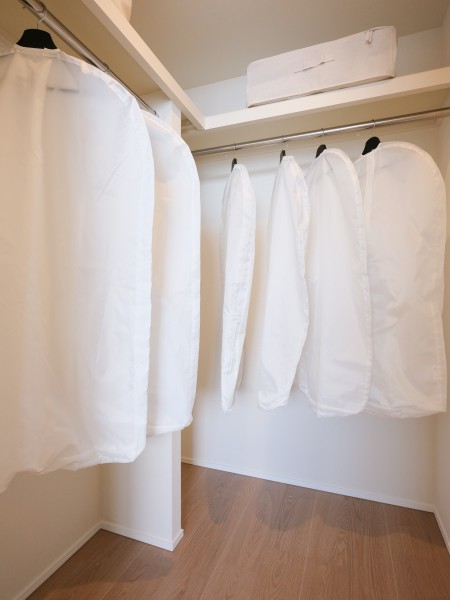 洋室1にあるウォークインクローゼットは、枕棚とハンガーラックがあり、お気に入りのお洋服や小物をたっぷり収納できます。