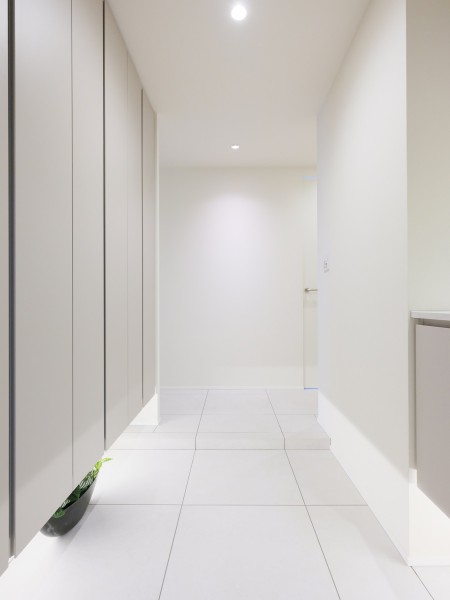 玄関から続く廊下部分です。玄関と同じタイルを採用したため、統一感があり、スッキリと整った美しい空間です。