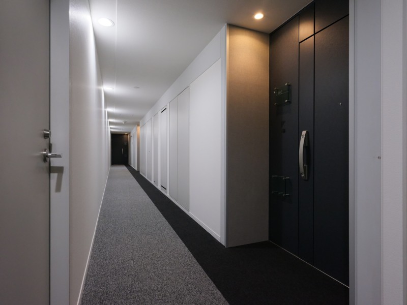 エレベーターを降りてお部屋へと続く廊下は、ホテルライクな内廊下設計です。外気の影響を受けにくく、プライバシーも守られやすいです。