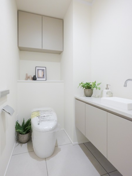 レストルームにはスマートなタンクレストイレ、手洗い場を備え付けました。毎日使う場所だからこそ、清潔感と使いやすさを考慮した空間です。