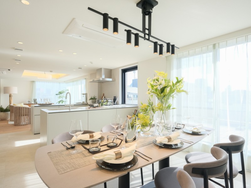 二面採光の窓から心地よい光と風を運んでくれる、おだやかな空気に纏われたリビングダイニングキッチンです。コの字キッチンでダイニングスペースをどちら側でもお使いいただけるようにしました。