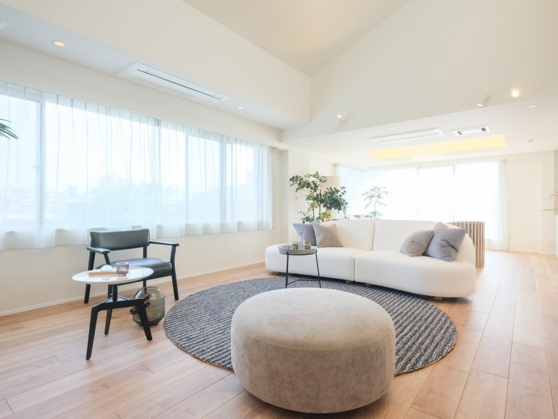 天井高最大約4ｍ×約40.6帖の広々とした明るいリビングダイニングキッチンです。 窓から差し込む光が室内をやわらかく包み、心まで解き放たれるようなひとときを演出します。