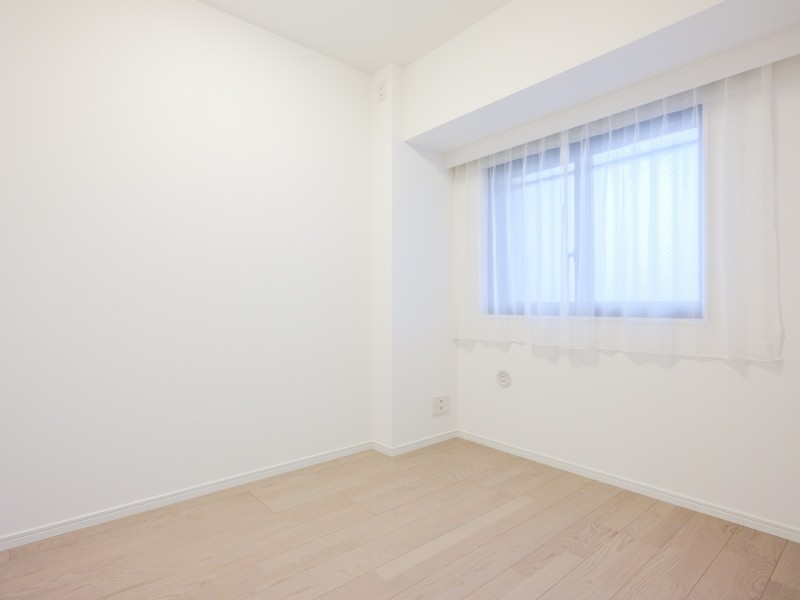 洋室3にも自然光が差し込みます。クローゼット付きのお部屋で、テレワークや作業スペースにもぴったりな空間です。