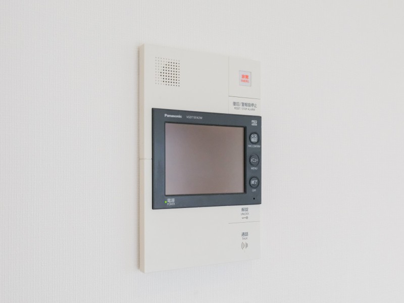 ◆TVモニター付インターホン◆訪ねてきた相手をモニター越しに確認でき、防犯対策に役立ちます。インターホン越しに話をすることが可能です。