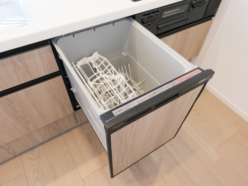 ◆食器洗浄機◆家事の時間を短縮できる優れもの。さらに節水・節約を同時に行うことができるので、人気があり重宝します。