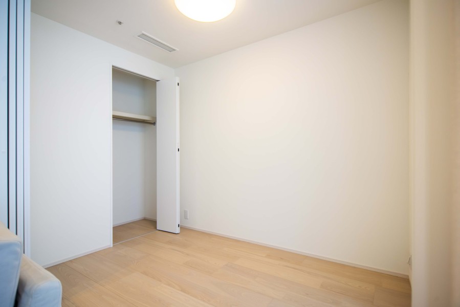 リビングダイニングに隣接した洋室3です。コンパクトなお部屋なので、テレワークスペースにもぴったりです。