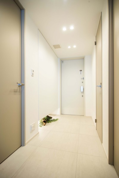 フットライトと人感センサーライトを設置した玄関です。収納力のあるシューズボックスも備え付けましたので玄関もすっきり保てます。