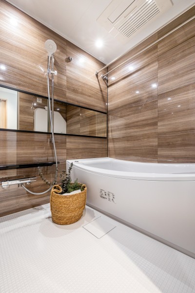 毎日のバスタイムを贅沢に、豊かにしてくれるバスルームです。美しいカーブと全身を包み込むような入浴感が特長の浴槽は、くつろぎの空間を演出してくれます。