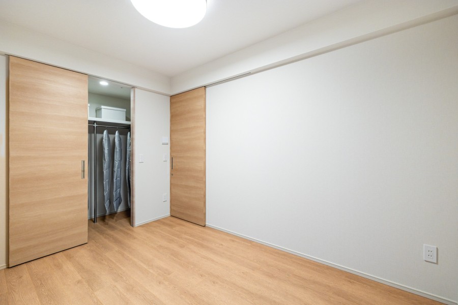 約6帖のサービスルームには、床暖房が敷設されています。使い勝手の良い空間で、シンプルな色味と素材を採用し、幅広いインテリアと調和する内装に仕上げました。