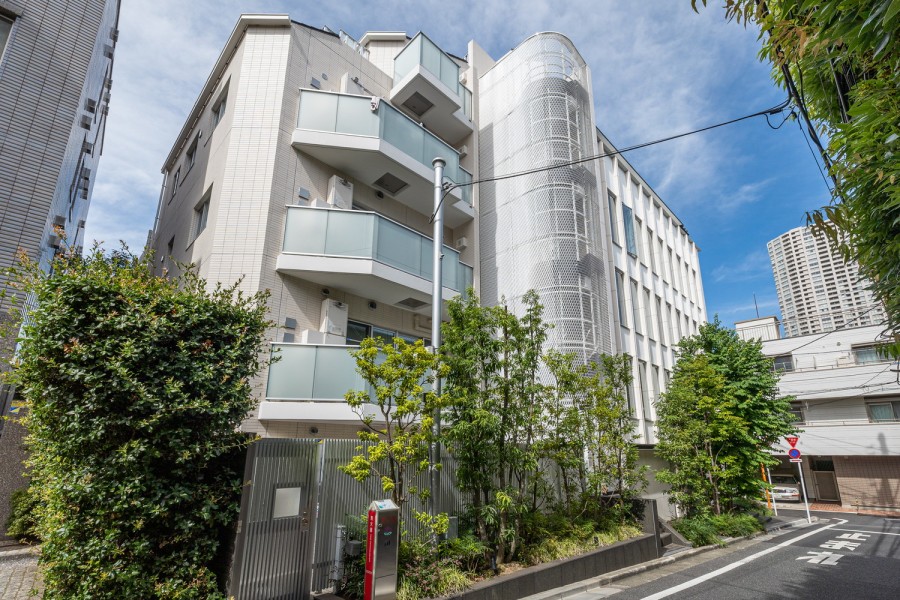 2023年築！羨望の地「港区白金」に佇むレジデンスです。複数路線利用可♪土地の文脈から読み解かれた普遍性と先進性を様々な『白』で表現した瀟洒な外観です。