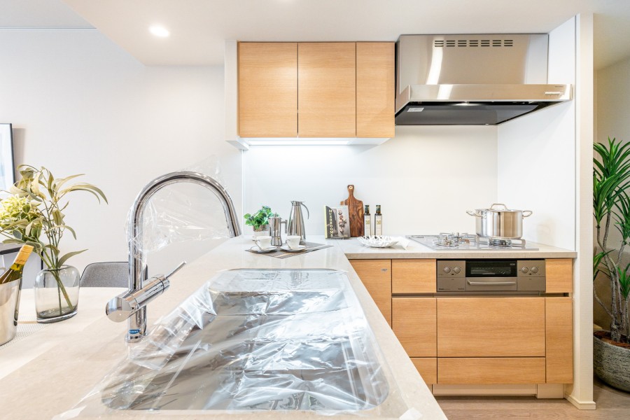 重厚感を感じる石調の天板と美しい木目の面材が融合したキッチンは、インテリアの一部のようでお部屋の雰囲気に溶け込みます。