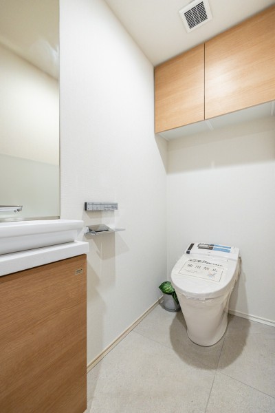 手洗い場付きのレストルームには、スタイリッシュなタンクレストイレを備え付けました。奥行きがありゆとりが生まれた空間です。
