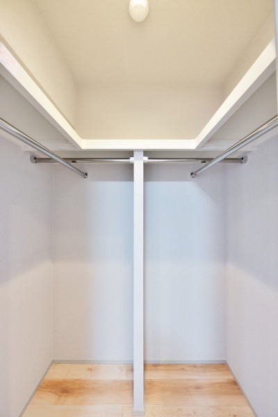 洋室1にはハンガーパイプに枕棚を備え付けた大容量のウォークインクローゼットを設置しました。毎日使用する衣類から季節もののアウター、旅行用品などもたっぷりと収納できます。