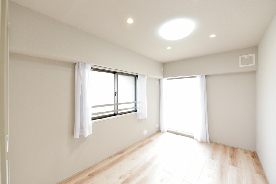 二面採光ので優しい光が差し込む洋室2（約6.0帖）は、静かに自分の時間や課題、趣味に没頭するのにぴったりな静かなお部屋です。