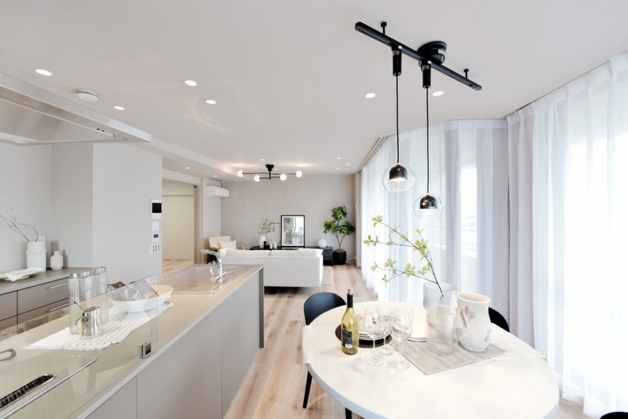 キッチン背面にはキッチンと同デザインのカップボードを備え付けています。快適で過ごしやすいリビングダイニングは家族が自然と集い、くつろぎと癒しの時間をもたらします。