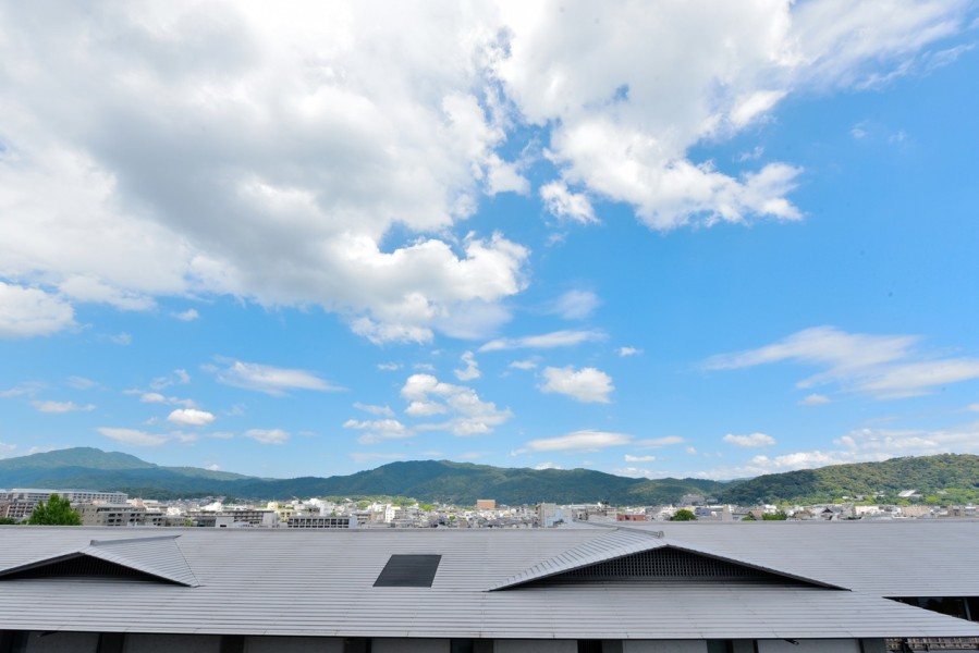 バルコニーからは東山連峰を望む眺望があります。お盆には五山の送り火（大文字）鑑賞可能です。大きな空と自然の変化のコントラストが美しく、毎日の生活に癒しの時間をもたらしてくれます。