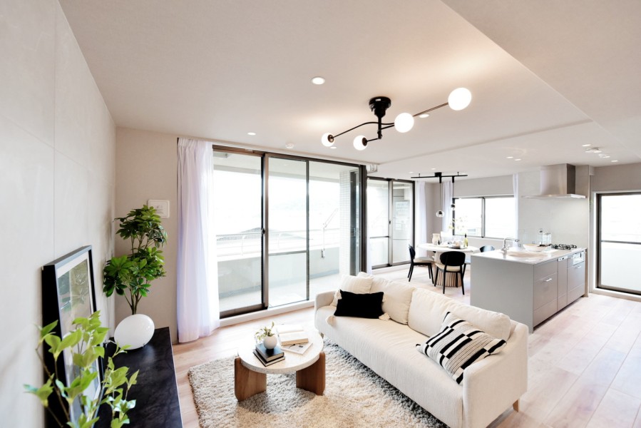 約19.4帖のゆったりとしたLDKには床材にトリニティを採用しています。幅広のフローリングは上質な木目と肌触りが特徴で、裸足で過ごしたくなるような心地よさです。