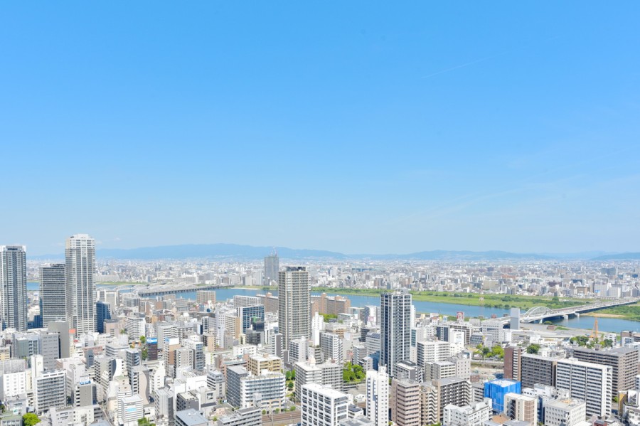 44階建て40階部分で陽当り・眺望良好です。西向きで淀川のきらめく水面、六甲山系の山々を望む眺望が目を愉しませてくれます。また夏には淀川花火大会を自宅から眺めることができます（天候による）