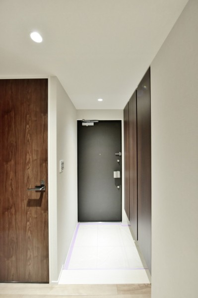 大容量のシューズボックスを備えた明るい玄関です。家族やゲストを明るく迎え入れてくれます。廊下にも収納が設置されていますので、お出かけの際にサッと取り出したい物などの収納にも便利です。