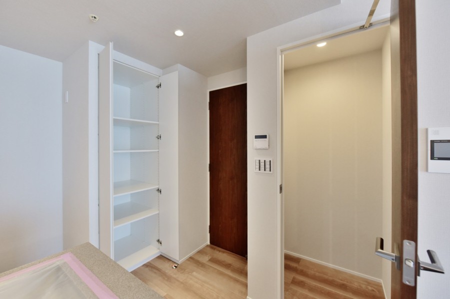 キッチン横には調理家電や調味料、食器類をたっぷりと保管できる収納を設置しました。リビング入口には約0.5帖の納戸が設置されていますので、季節ものの家電や掃除用品などの収納にも便利です。