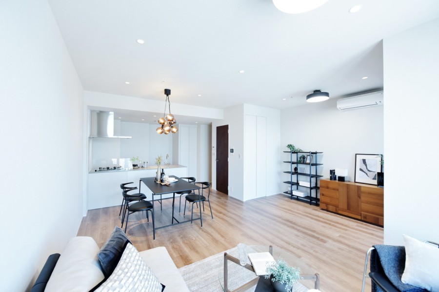 床材にはトリニティを採用しました。美しい木目で肌触りがよく、裸足で過ごしたくなるような質感が魅力的です。淀川花火大会・梅田の街並みを一望できる迫力のある眺望があります。