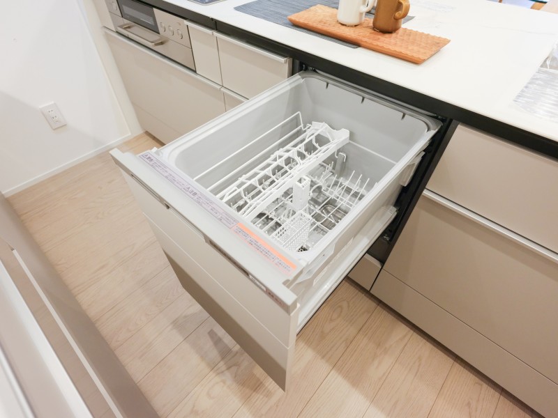 ◆食器洗浄機◆家事の時間を短縮できる優れもの。さらに節水・節約を同時に行うことができるので、人気があり重宝します。