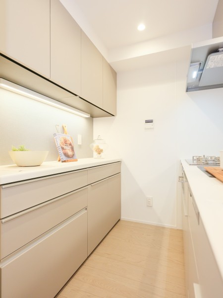 キッチン背面は収納力が頼もしいカップボード付きです。作業スペースとしても活躍するカウンター部分には調理家電を配置するもよし、こだわりのカフェアイテムを並べるのにもいいですね。