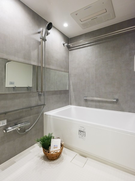 高級感を漂わせるグレーカラーが印象的なバスルーム。ゆったりとしたバスタブで一日の疲れをしっかりと癒し、心ゆくまでリラクゼーションタイムをお楽しみいただけます。