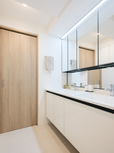 洗面化粧台はホテルかのようなダブルボウル型を新規設置しています。朝の身支度時間もご家族が一緒にお使いただきやすく、入浴後もゆったりとしたスペースでケアタイムが可能になる空間です。