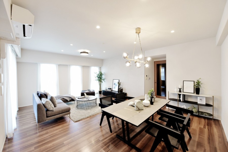 最上階、南西北の三方角住戸で陽当たり・通風良好です。約25.5帖の広々としたLDKは床暖房完備で、家族が自然に集い、安らぎを感じられる空間です。