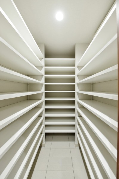 玄関には大容量のシューズインクローゼットが設置されています。棚の高さも調節でき、家族の靴もたっぷり収納できます。お出かけの時にサッと取り出したいレイングッズの収納などにも便利です。