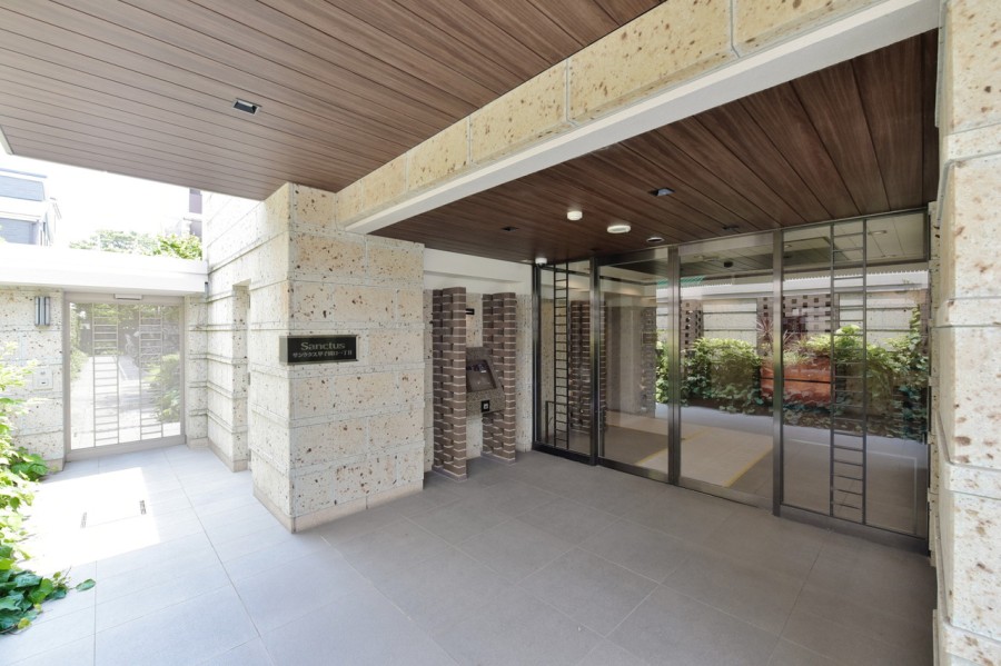 甲子園口駅周辺にはお買い物施設や金融機関、飲食店、スターバックス、コンビニ、郵便局等があり、生活しやすい環境が魅力的です。便利な住環境ながら武庫川の自然なども感じられ、子育て世代の方におすすめです。