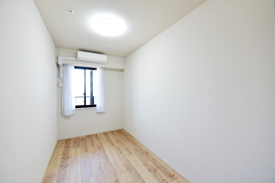 洋室3（約5.6帖）は北向きのバルコニーに面したお部屋です。シンプルな内装ですので、お好みのインテリアや小物などで空間を彩ることができます。