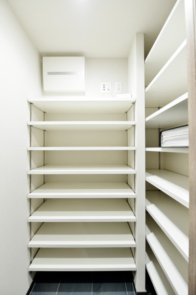 玄関には大容量のシューズインクローゼットを設置しています。サイズや種類に合わせて棚板の高さを調整でき、たっぷりと収納できます。お出かけの際にサッと取り出したいレイングッズなどの収納にも便利です。