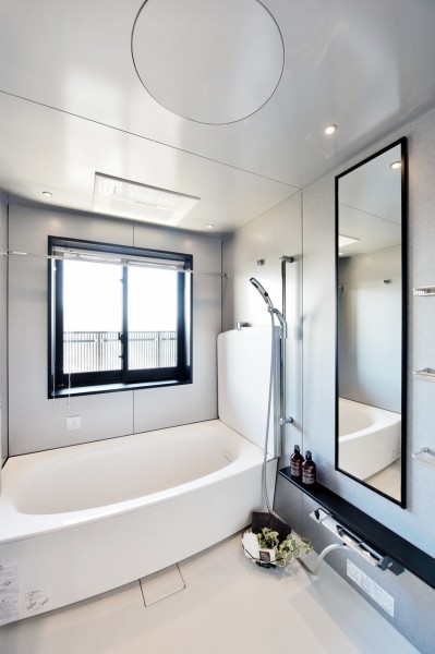 浴室は1620サイズでゆったりとした広さがあります。大きな窓がありますので、開放的な空間で日々の疲れをいやしていただけます。浴室乾燥機も完備しています。