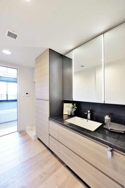 大きな鏡で入浴後のプライベートタイム、朝の慌ただしい時間帯でも快適に過ごせるパウダールームです。リネン庫を設置していますので、タオル類や家族の着替えなどもすっきりと収納できます。