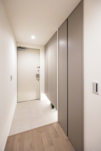 フットライトからのびる光が足元を優しく包み込む気品溢れる玄関です。