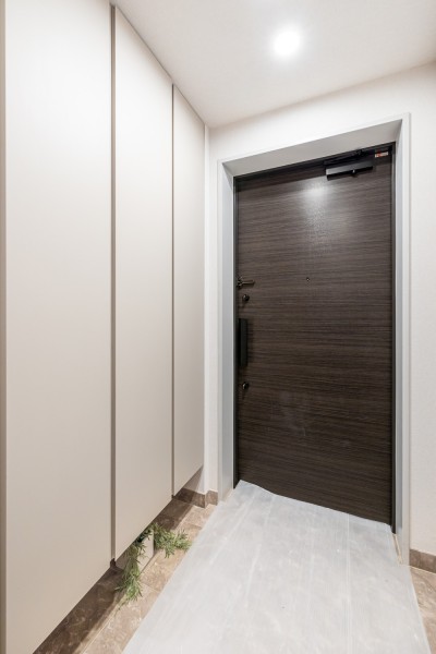 気品漂うホワイト×大理石調タイルが施された玄関です。天井までの高さがある大容量シューズボックスにはたっぷり収納可能なため、足元の空間をすっきりとお使いいただけます。