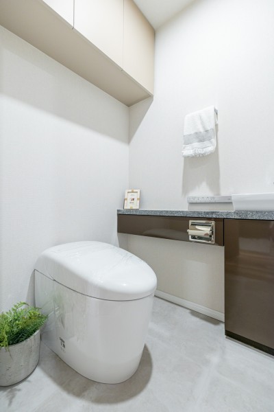 レストルームにはスマートなタンクレストイレ、手洗い場を備え付けました。上部吊戸棚や手洗いカウンターを備え、毎日使う場所だからこそ、清潔感と使いやすさを考慮した空間です。