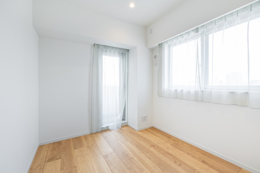 二面採光の明るい洋室1です。ウォークインクローゼット付きで居住スペースが広くお使いいただけるため、主寝室にもおすすめです。