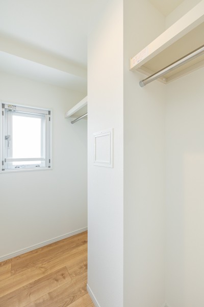 ウォークインクローゼットには衣類やオフシーズン家電がたっぷりと収納可能。採光性のある窓もあるので、閉塞感が生まれがちな収納内でも自然光が取り込めます。