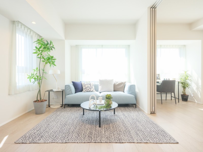 住まう方の暮らしやすさと心地よさを追求したリビングです。目に肌に心にやさしく温かい上質な住空間が暮らしに余裕をもたらしてくれます。床暖房が敷設され、大切なペットも一緒に、ご家族みなさんが一年中快適にお過ごしいただけます。