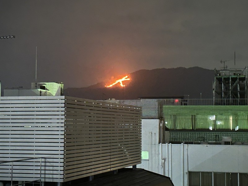 京都市登録無形民俗文化財でもある五山の送り火、大文字が自宅から鑑賞可能です。お盆の終わりを告げる五山の送り火を眺め、心穏やかな時間を過ごせます。